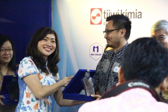 Sekjen-AKIDA-ibu-Satyawati-Susanto-dgn-sponsorship-1