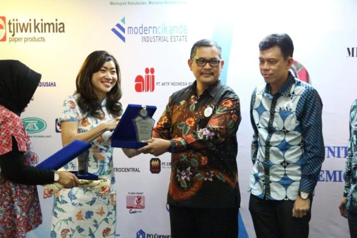 Sekjen-AKIDA-ibu-Satyawati-Susanto-dgn-sponsorship-2