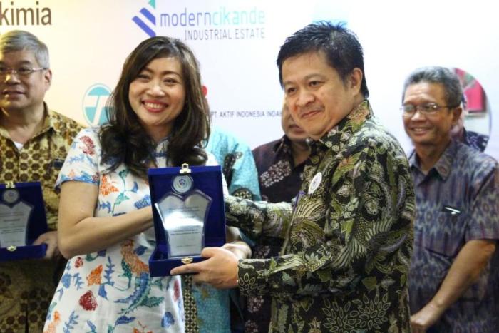 Sekjen-AKIDA-ibu-Satyawati-Susanto-dgn-sponsorship-3