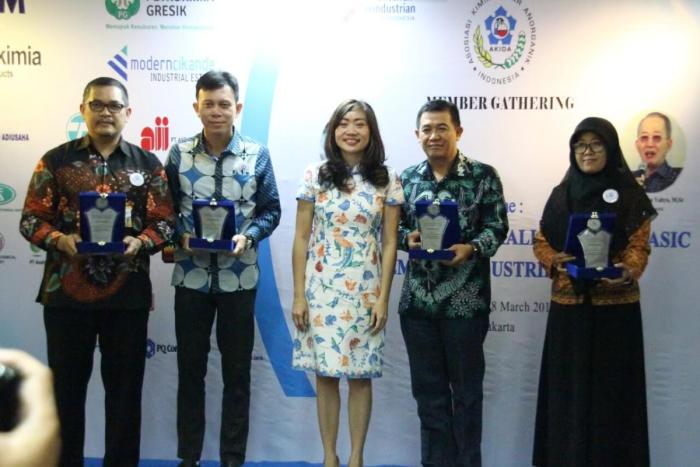 Sekjen AKIDA ibu Satyawati Susanto dgn sponsorship