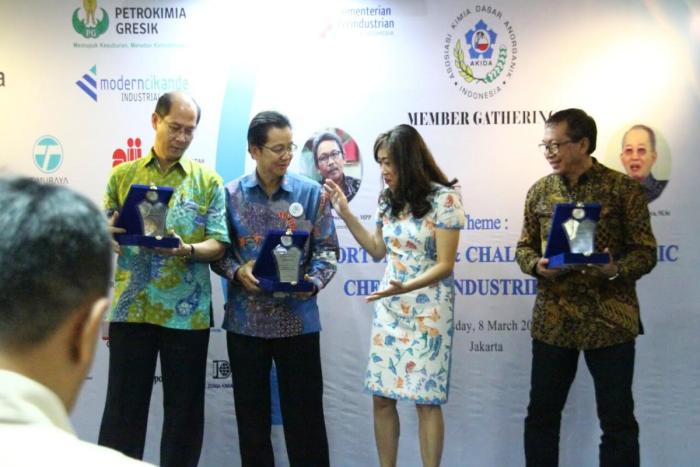 Sekjen AKIDA ibu Satyawati-Susanto dgn sponsorship