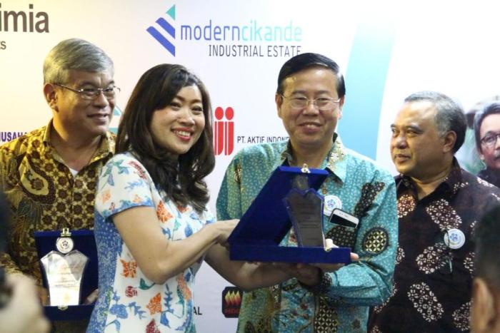 Sekjen-AKIDA-ibu-Satyawati-Susanto-dgn-sponsorship